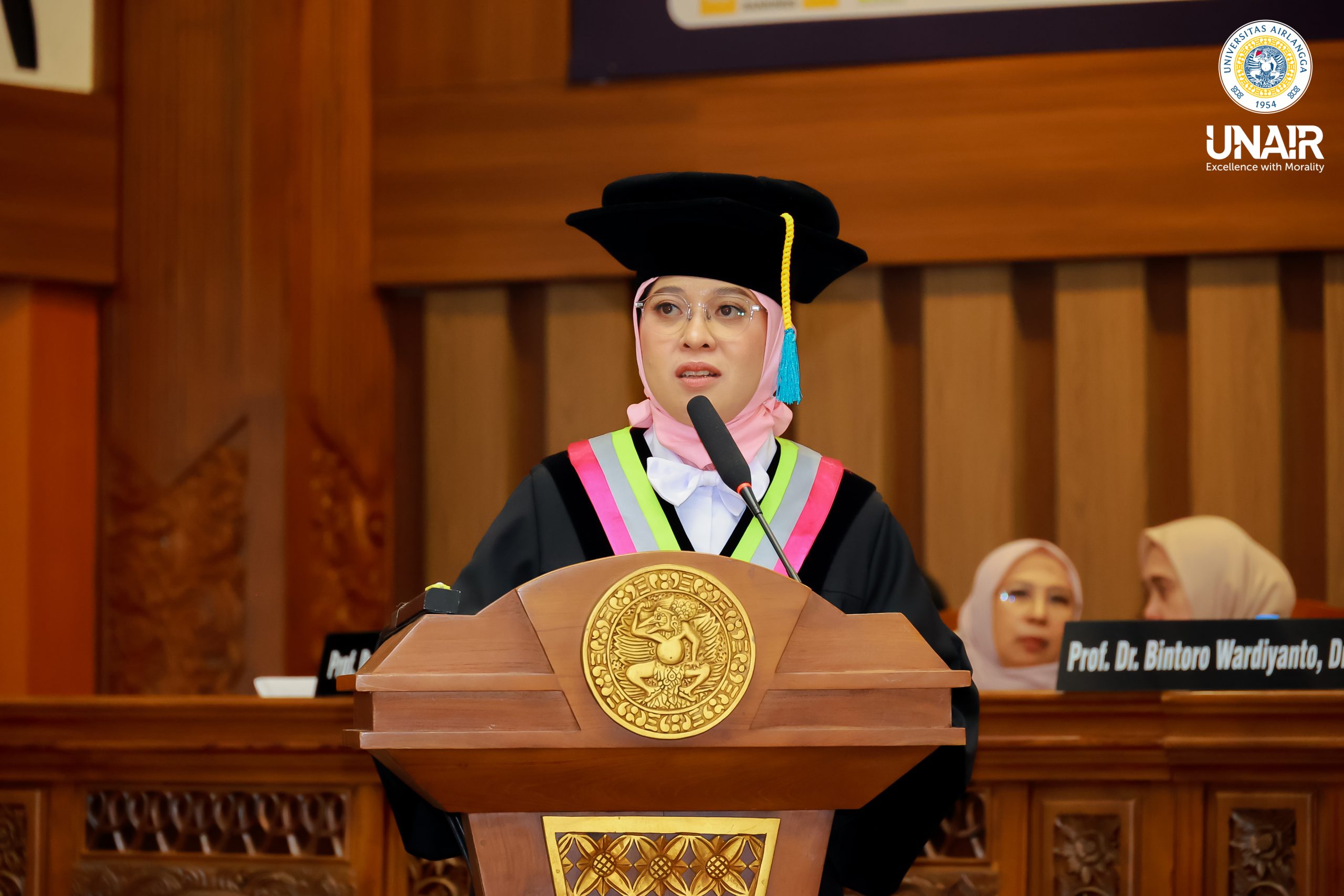 Guru Besar Ilmu Perilaku Informasi, Fakultas Vokasi (FV), Universitas Airlangga (UNAIR) Prof Dr Dessy Harisanty SSos MA memberikan orasinya di Aula Garuda Mukti, Kantor Manajemen, Kampus Merr-C UNAIR pada Rabu (29/10/2025). (Foto: Humas UNAIR)