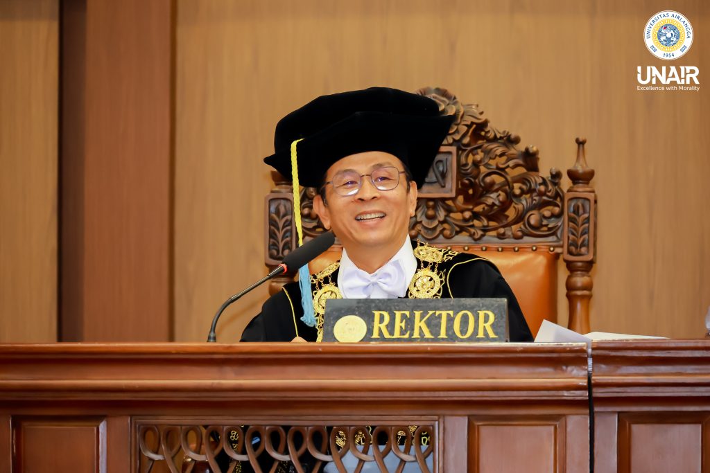 UNAIR Rector Prof. Dr. Muhammad Madyan, S.E., M.Si., M.Fin., delivers his remarks during the inauguration of new professors. (Photo: UNAIR Public Relations)