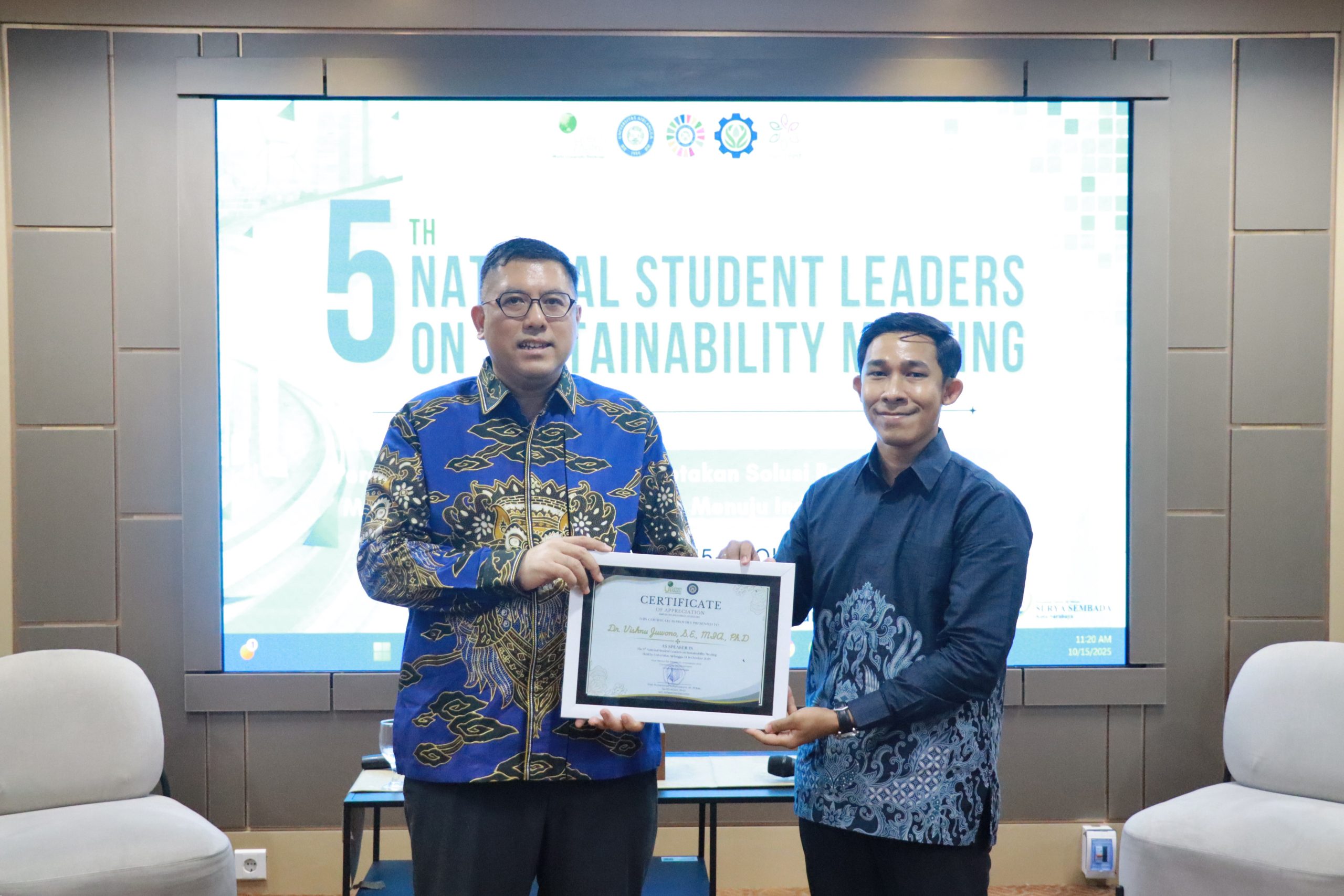 Dr Vishnu Juwono SE MIA PhD, Associate Professor Fakultas Ilmu Administrasi Universitas Indonesia saat menerima certificate as speaker seminar Building a Greener Future The Role of Students in Sustainability, (Foto: Humas UNAIR)