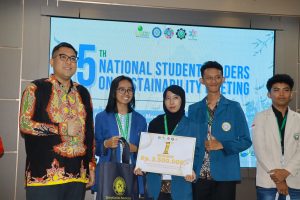 Delegasi UNAIR dan Institut Teknologi Sepuluh Nopember (ITS) yang menjadi wakil Jawa Timur keluar sebagai Juara 1 Kompetisi Esai. (Foto: Humas UNAIR)
