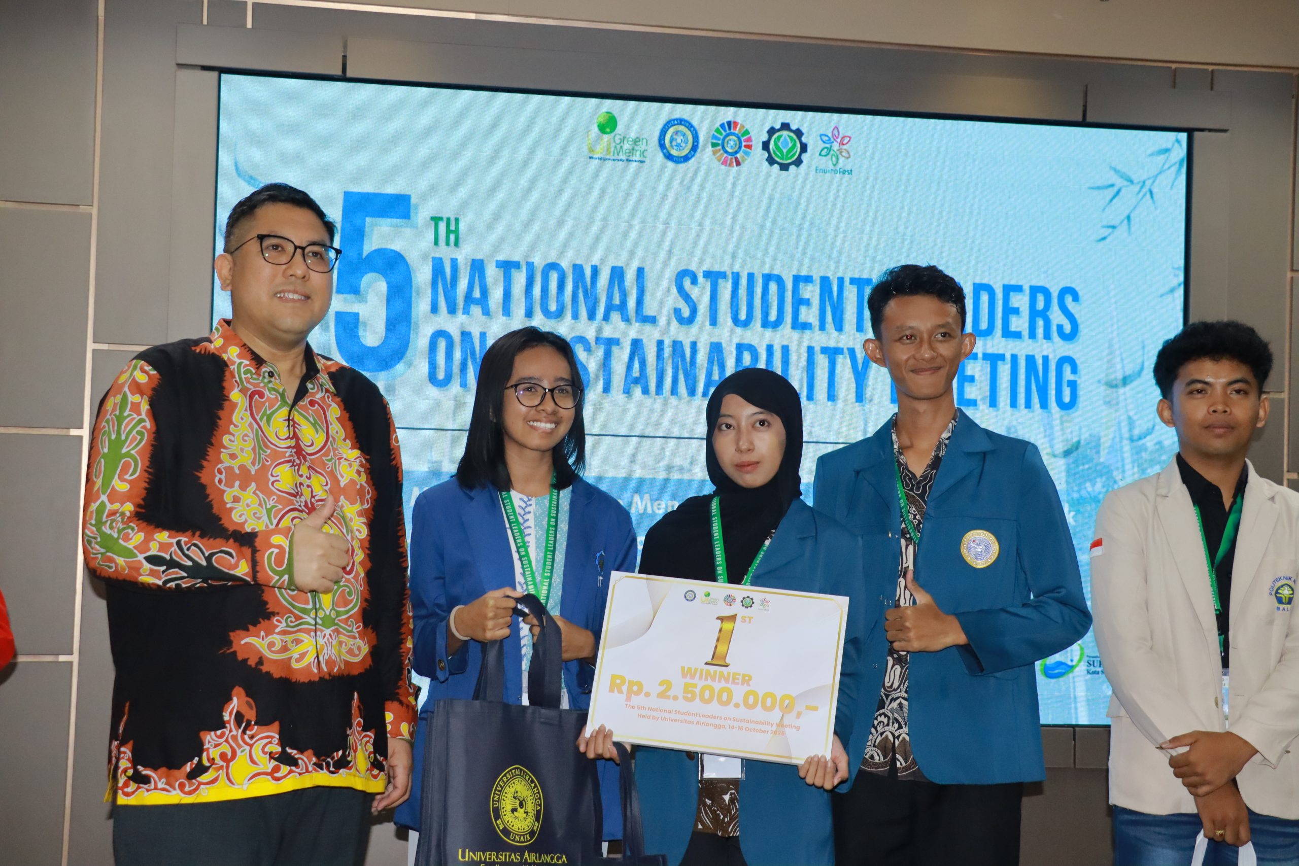 Delegasi UNAIR dan Institut Teknologi Sepuluh Nopember (ITS) yang menjadi wakil Jawa Timur keluar sebagai Juara 1 Kompetisi Esai. (Foto: Humas UNAIR)