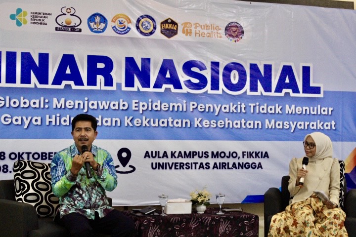 Narasumber dari Kementerian Kesehatan RI, Hakimi, SKM MSc saat menyampaikan materi dalam Seminar Nasional di Aula Kampus Mojo, FIKKIA Universitas Airlangga. (Foto: Istimewa)