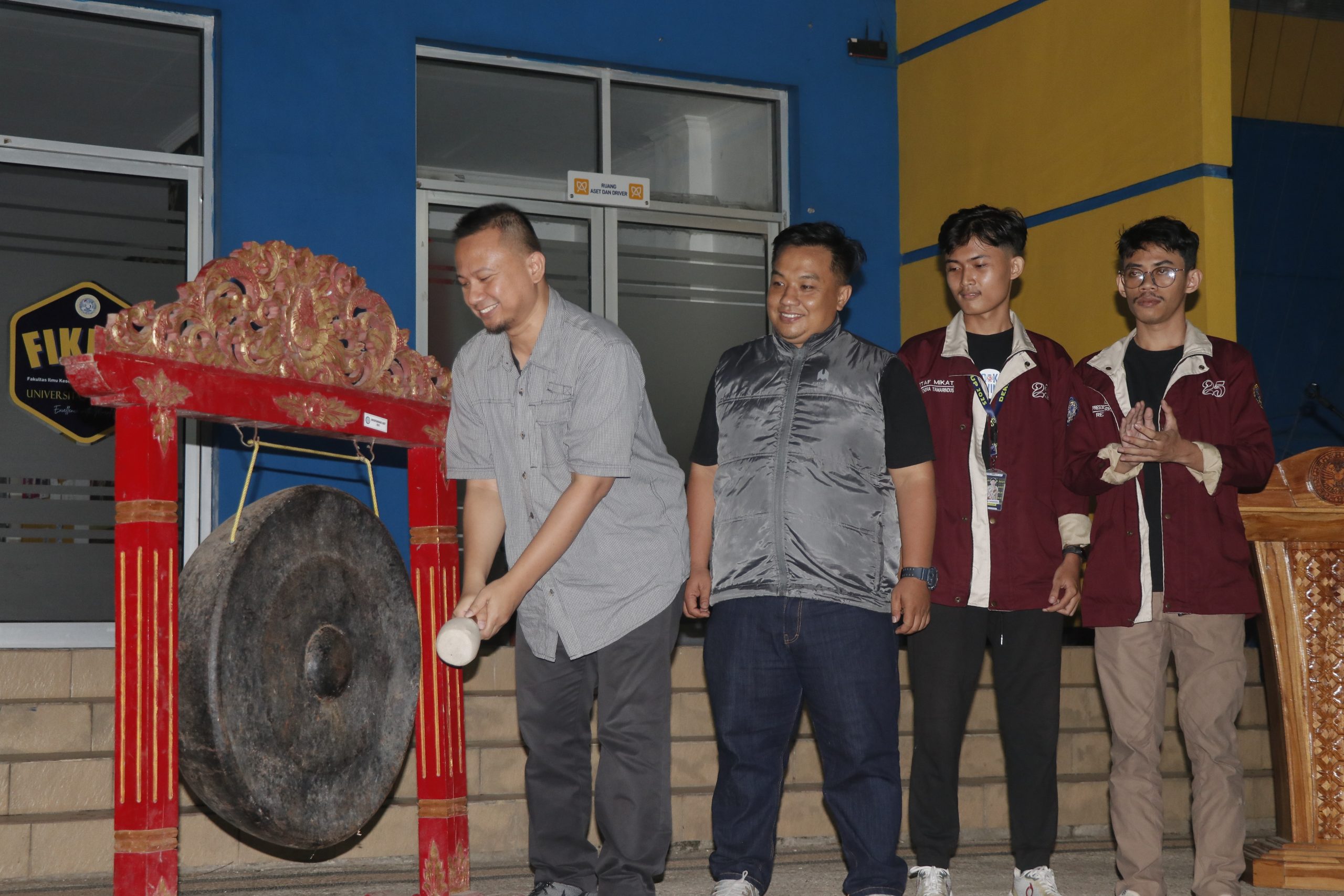 Dosen Pembina BEM FIKKIA UNAIR, Arif Habib Fasya, S.Pi M Si, memukul gong sebagai tanda resmi dimulainya kegiatan Dekan Cup 2025 FIKKIA UNAIR di Kampus Giri Banyuwangi. (Foto : Tim PDD Dekan Cup)