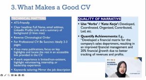 Dr. Namira Samir speaks at the 8th Alumni Sharing Session of the Islamic Economics Student Association (HIMA EKIS), held online Saturday (Sept. 27, 2025). (Photo: Era Fazira)