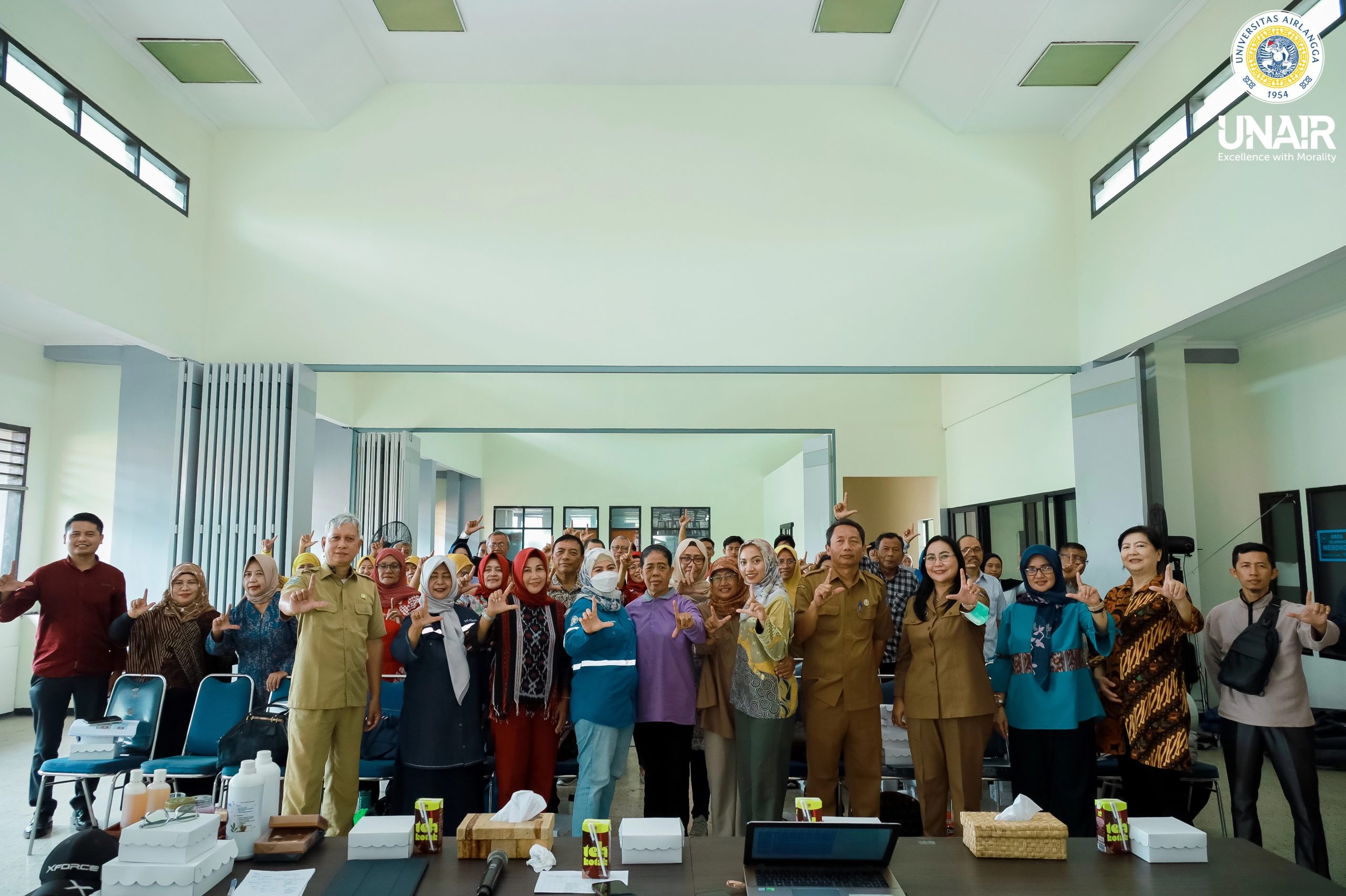 Participants of the mid-level Kelurahan Berseri dissemination program, part of the Airlangga Sustainable and Impactful Kampung (Asik) 2025 initiative, gather for a group photo after the event at DLH Surabaya Building B on Tuesday (Sept 30, 2025).