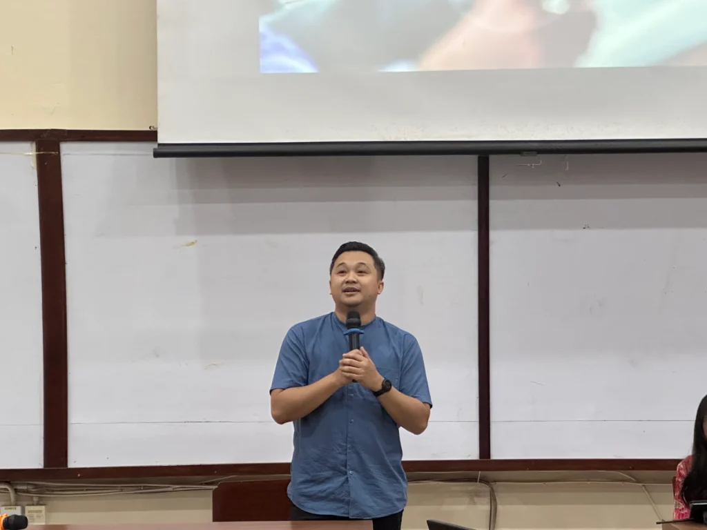 Afif Kurniawan saat memaparkan materi terkait kesehatan mental di Seminar Dharmika Jiwa. (Foto: Dokumentasi Panitia)