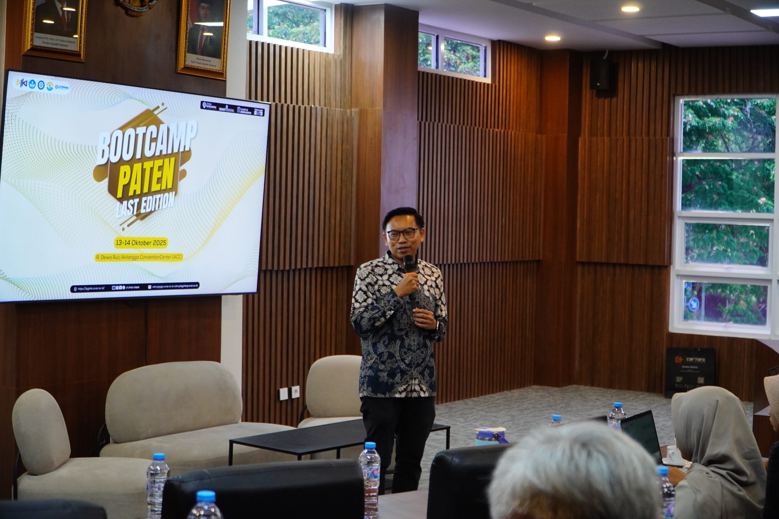 Prof Ferry Efendi S Kep Ns M Sc Ph D saat memberikan sambutan dalam kegiatan Bootcamp Paten: Last Edition yang digelar LPJPHKI UNAIR di Ruang Dewa Ruci, Airlangga Convention Center (ACC), Kampus MERR-C pada Senin (13/10/2025). (Foto: Dok. Panitia)