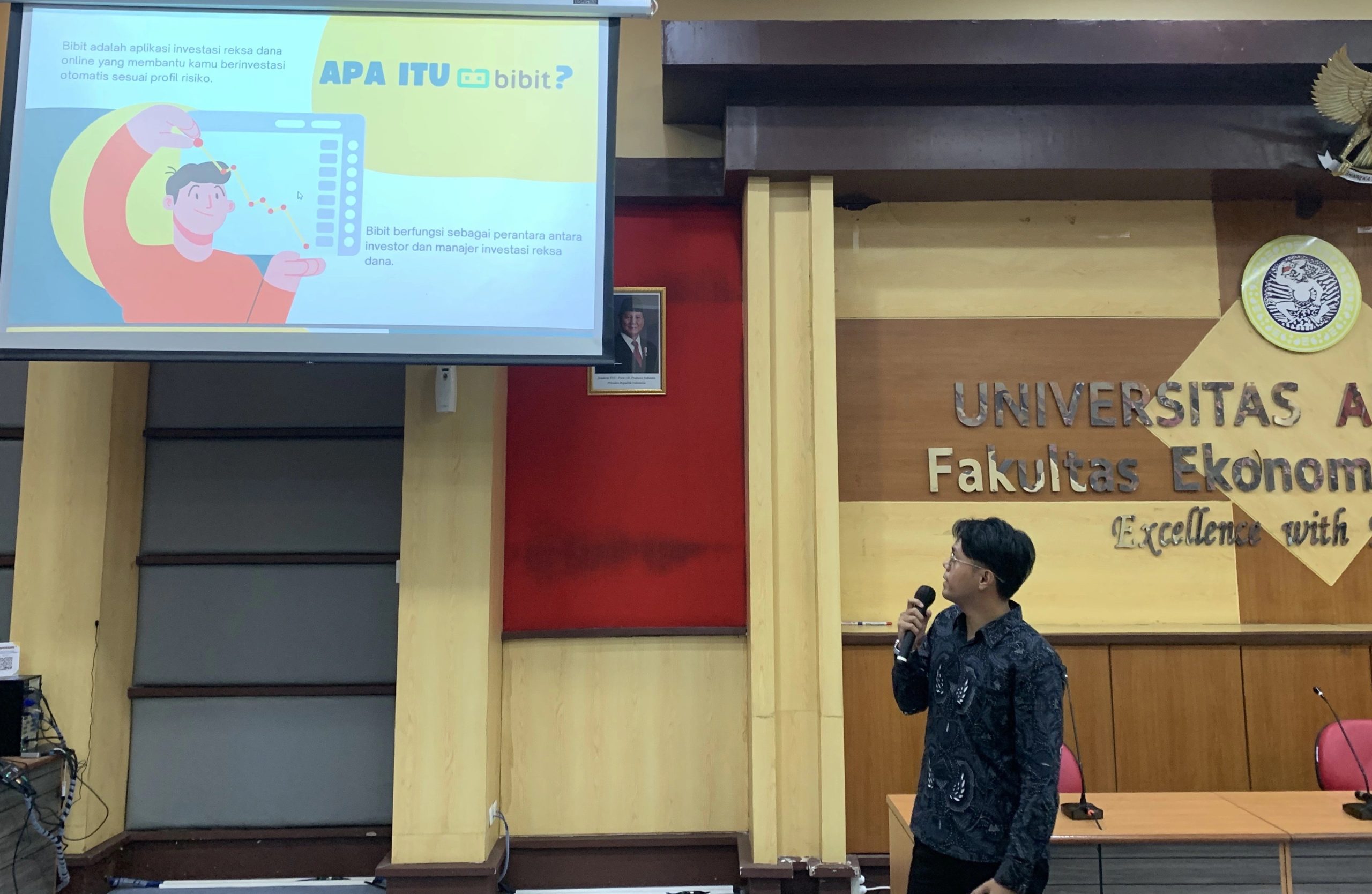 Ahsan saat menjelaskan fitur dan fungsi aplikasi Bibit dalam sesi praktik investasi syariah pada kegiatan IWI Talks 2025 di Aula Miendrowo Lantai 3 Kampus Dharmawangsa-B, Senin (13/10/2025). (Foto: Istimewa)