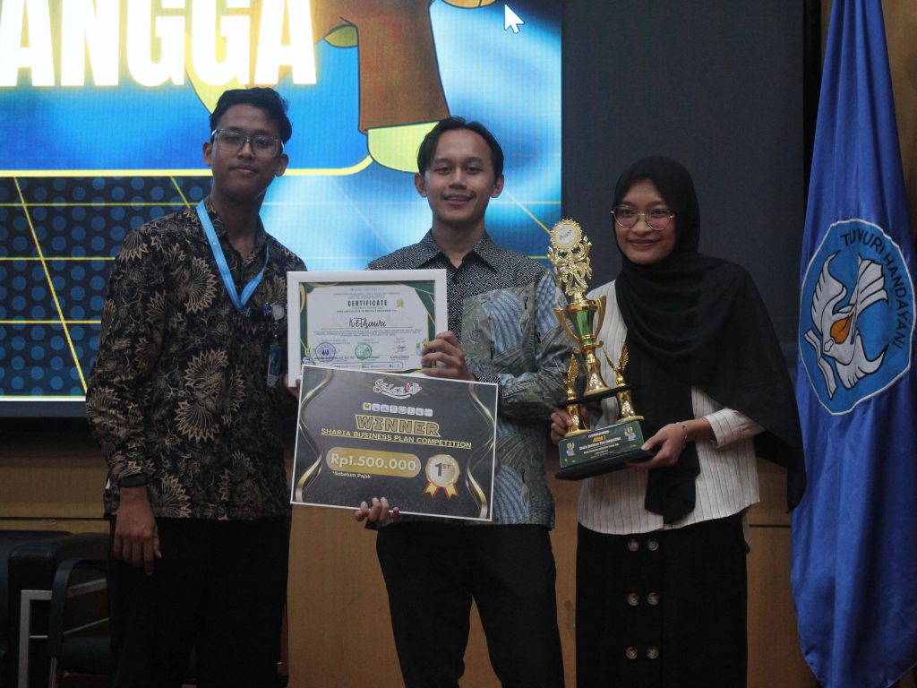 Tim mahasiswa FEB UNAIR usai menerima penghargaan Juara 1 Syariah Business Plan Competition dalam ajang Sharia Economics Celebration 18th yang diselenggarakan oleh KSEI FEB Universitas Negeri Jakarta (UNJ), ( 18/10/2025). (Dokum: Istimewa)