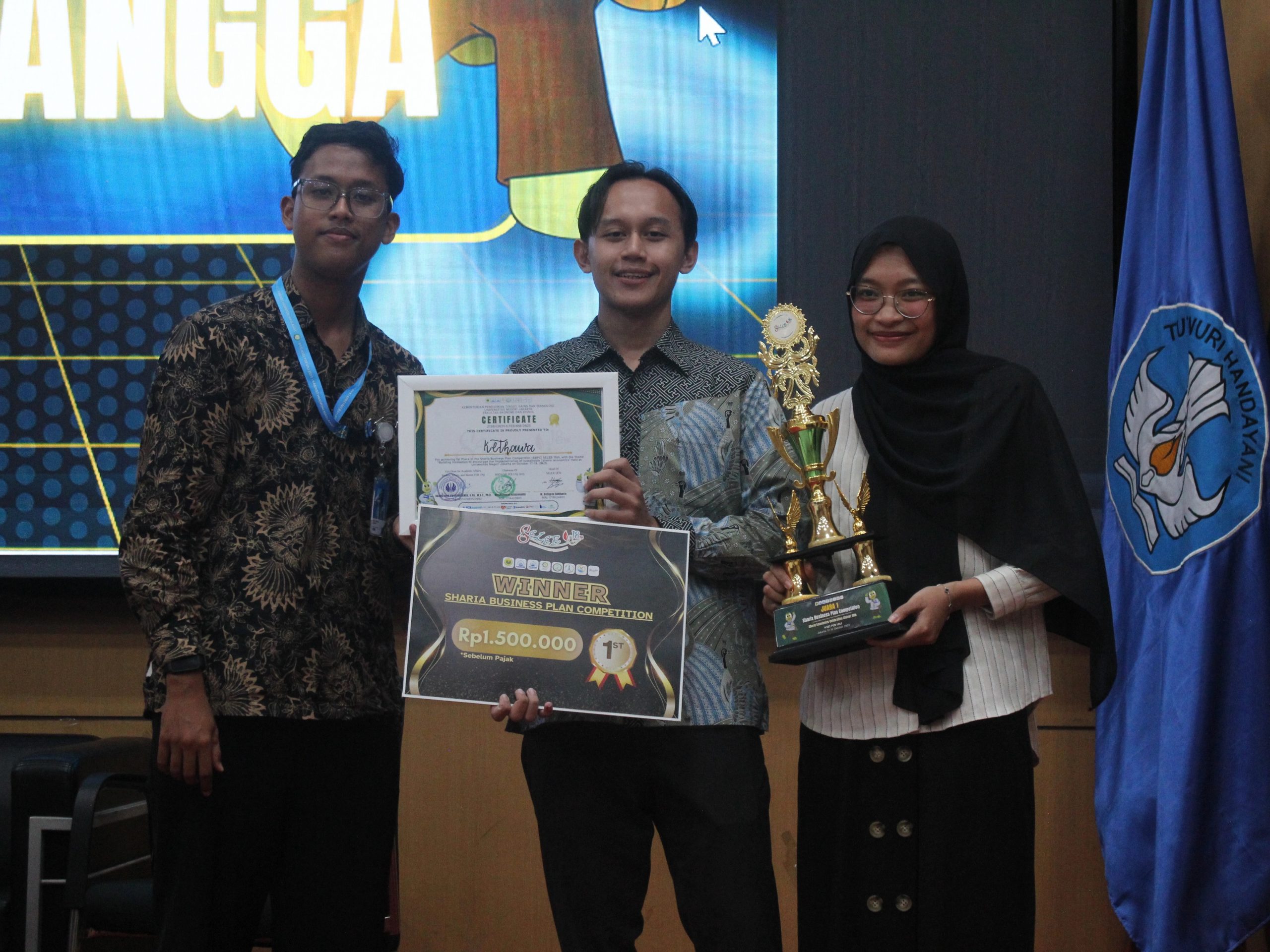 Tim mahasiswa FEB UNAIR usai menerima penghargaan Juara 1 Syariah Business Plan Competition dalam ajang Sharia Economics Celebration 18th yang diselenggarakan oleh KSEI FEB Universitas Negeri Jakarta (UNJ), ( 18/10/2025). (Dokum: Istimewa)