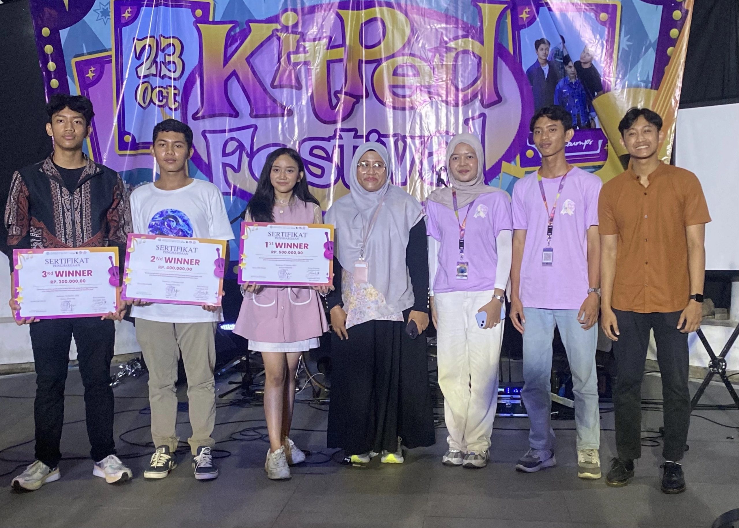 Para pemenang lomba Kita Peduli Festival 2025 berfoto bersama panitia dan dosen pembina di Amphitheater Kampus Dharmawangsa-B, Kamis (23/10/2025).