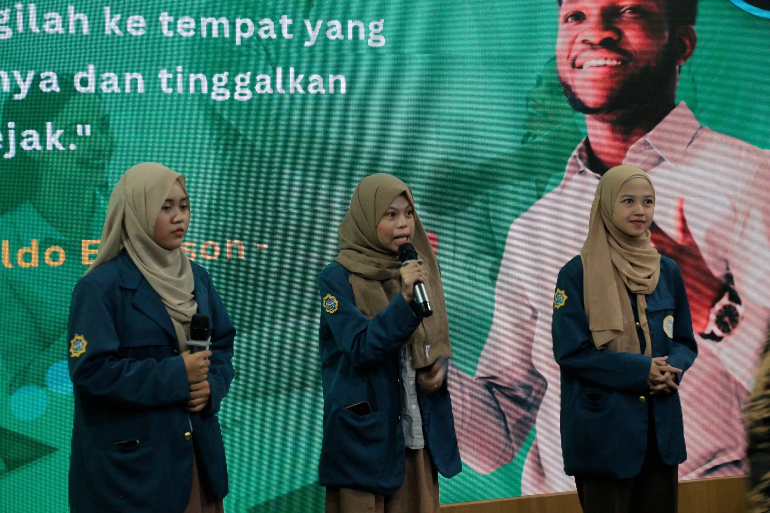 Tim FEB UNAIR mempresentasikan inovasi AgriaBiz dalam babak final Agriculture Business Plan Competition 2025 di Fakultas Ekonomi dan Bisnis Universitas Padjadjaran, Sabtu (18/10/2025).