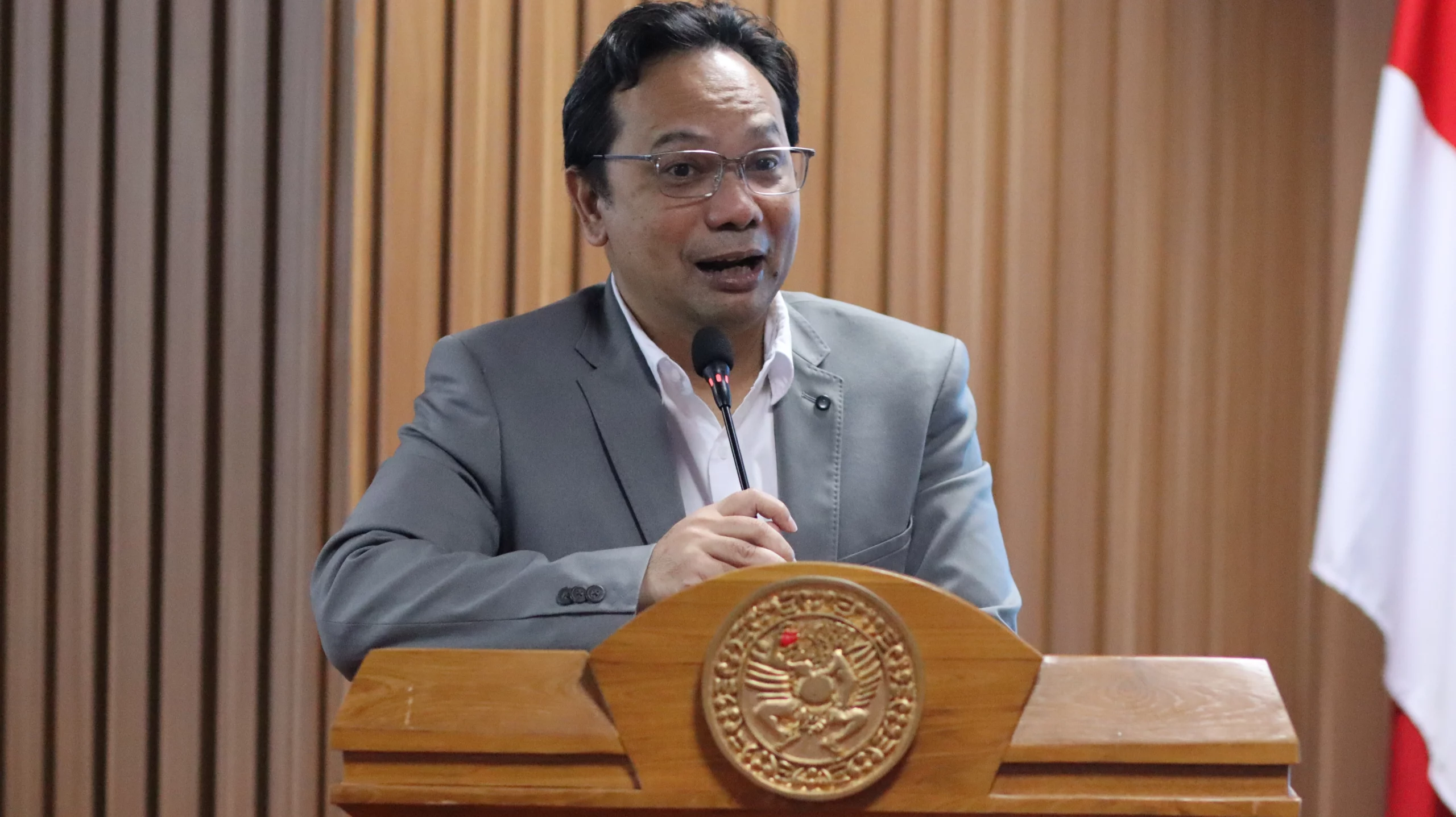 Syahrur Marta Dwi Susilo SS MA PhD saat melakukan sambutan pada seminar nasional Bahasa dan Sastra Inggris 2025. (Foto: Istimewa)