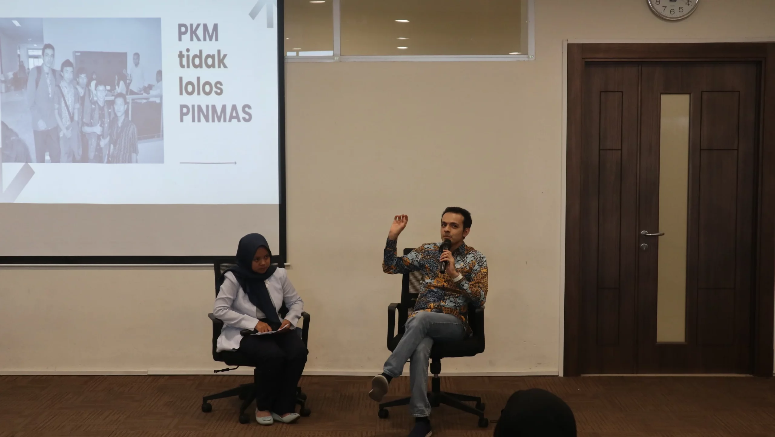 Pemaparan materi oleh dr Gamal Albinsaid MBiomed dalam Airlangga Mentoring Room Vol. 3