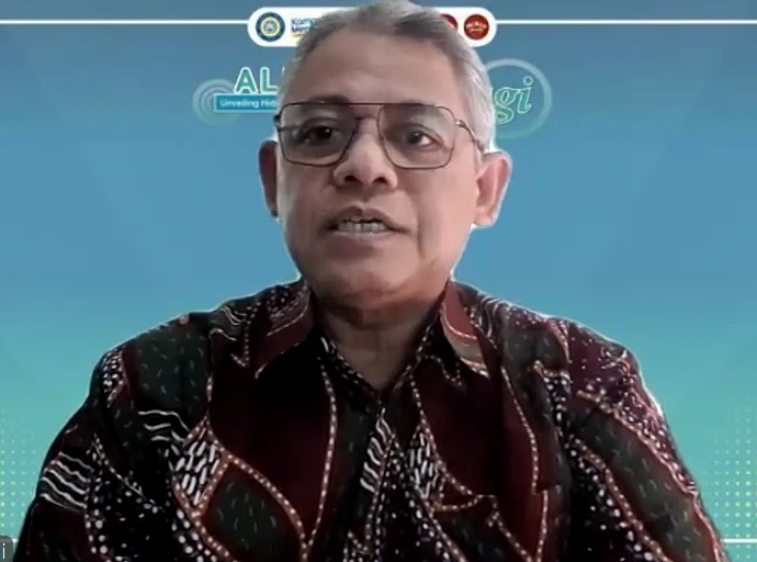 Kombes Pol. Kuswardani, S.Si., Apt., M.Farm., delivers a presentation on career opportunities in forensic pharmacy to Universitas Airlangga students. (Photo: Author)