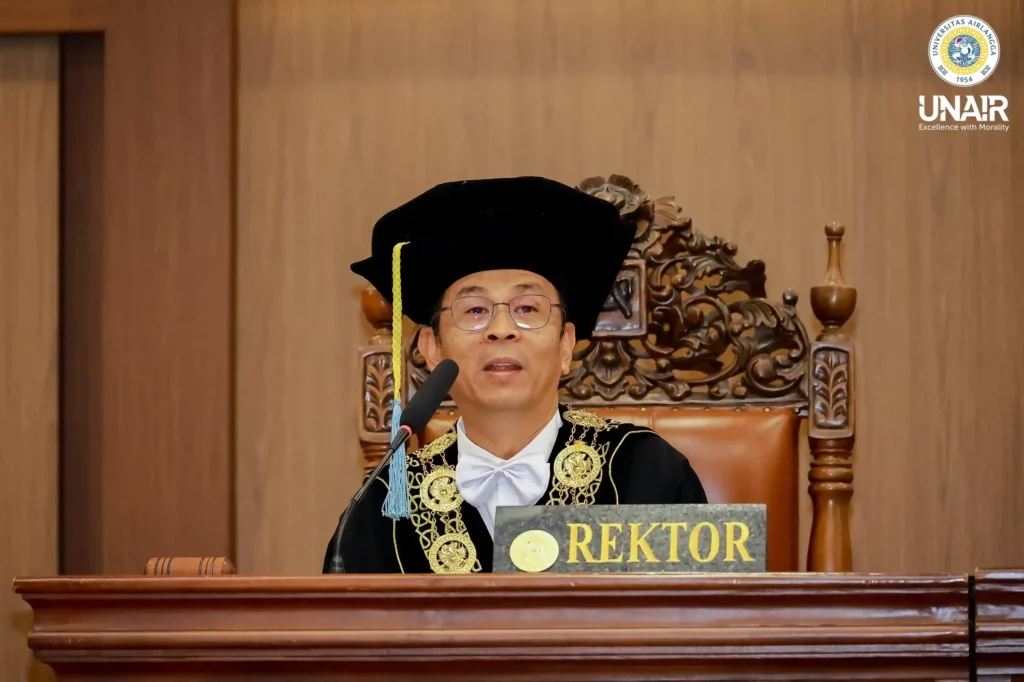 Rector of Universitas Airlangga, Prof. Dr. Muhammad Madyan, S.E., M.Si., M.Fin., delivers his remarks during the inauguration ceremony of the new professors.