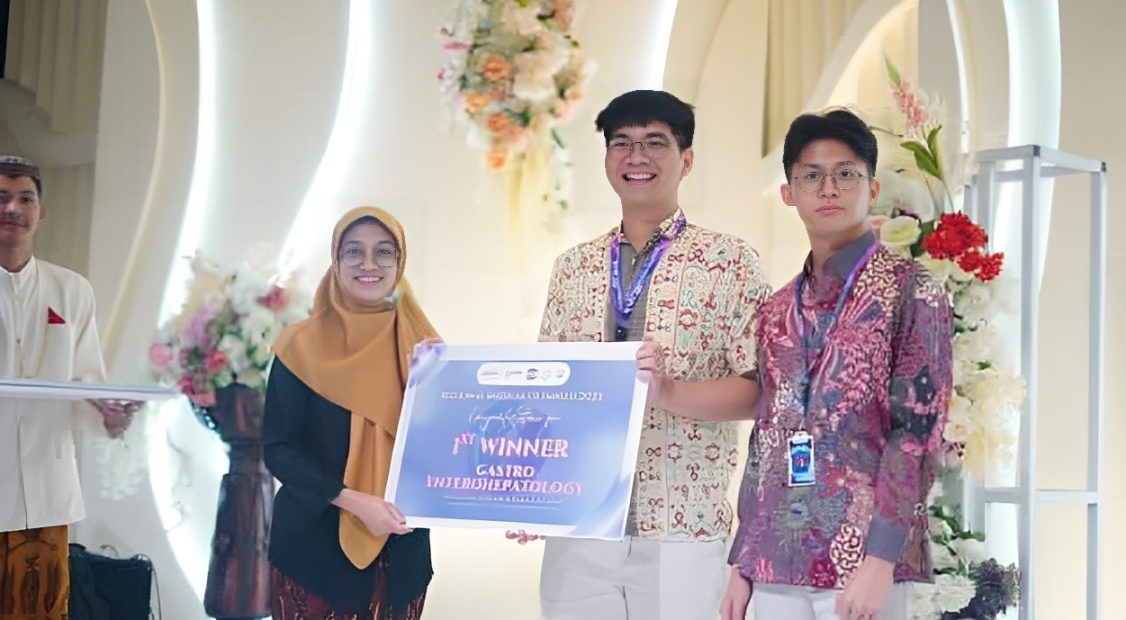 Axel Jostanto dan Michael Purnama saat penyerahan trofi juara 1 RMO 2025 mewakili FK UNAIR. (foto: narasumber)