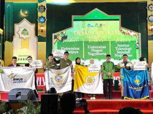 Ahmad Haqqul Yaqiin dan Muhammad Zhafir Zahid Aydin saat menerima penghargaan