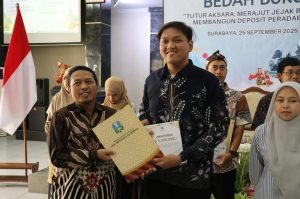 Mahasiswa Program Studi Ilmu Sejarah, Daniel Trisakusumo saat penyerahan hadiah di Disperpusip Jatim. (Foto: Istimewa)