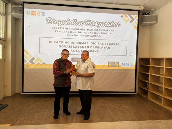 Prof. Dr. Koko Srimulyo, Drs., M.Si., and Ir. Hidayat Syah, M.T., inaugurates the Musea Surabaya website. (Photo: By courtesy)