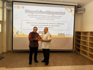 Prof. Dr. Koko Srimulyo, Drs., M.Si., and Ir. Hidayat Syah, M.T., inaugurates the Musea Surabaya website. (Photo: By courtesy)