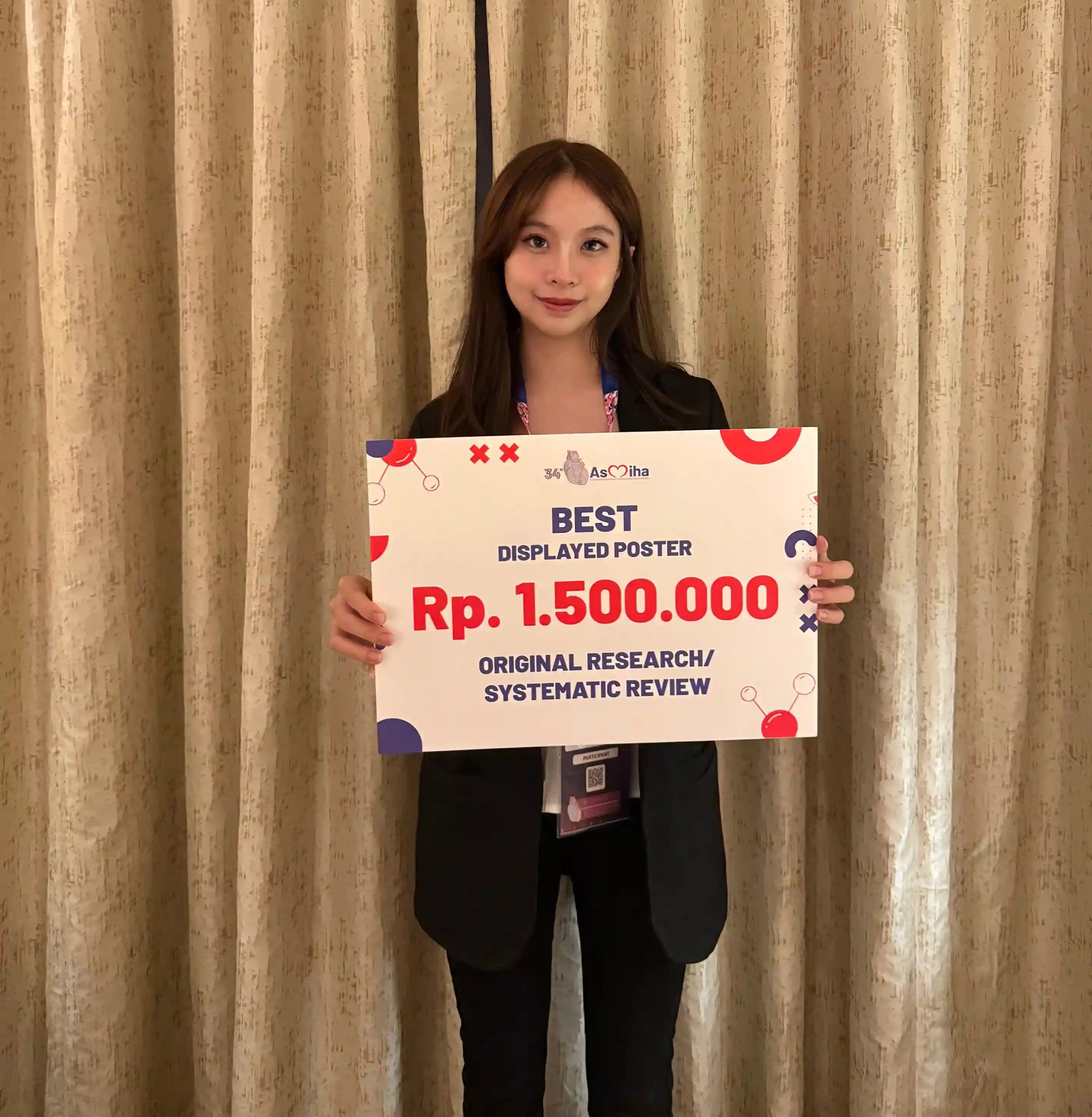 Nathania menerima penghargaan Juara 1 Best-Displayed Poster. (Foto: Dok. Pribadi)