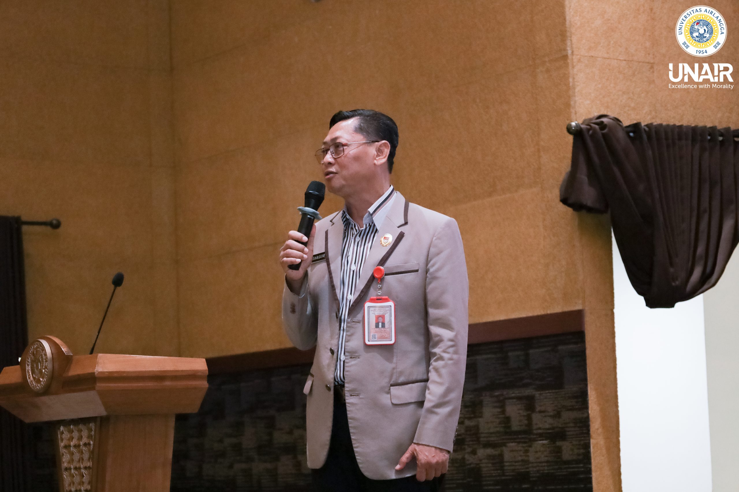 Prof Dr Drs Muh Elia Wasono Mastoko SH MM Adv saat menyampaikan materi di Studium Generale, Rabu (15/10/2025). (Foto: Humas UNAIR)
