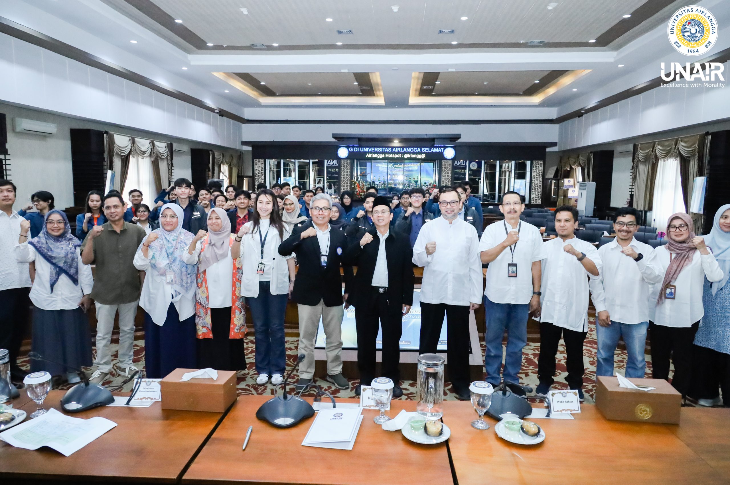 Sesi foto bersama Pelepasan Kontingen Mahasiswa Finalis Kompetisi Kemdiktisaintek, Jumat (17/10/2025). (Foto: Humas UNAIR)