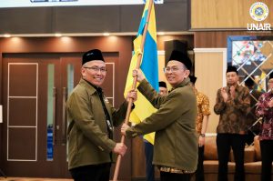 Penyerahan Simbolis Bendera kepada Direktur Kemahasiswaan Dr. Eko Supeno