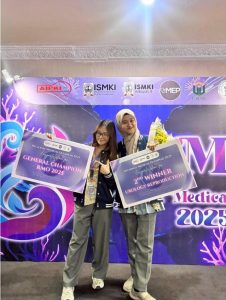 Emilda Puteri Aulia, bersama rekannya Michelle Angelina Ruslie meraih medali perak di cabang Uroreproductive System. (Foto: Narasumber)