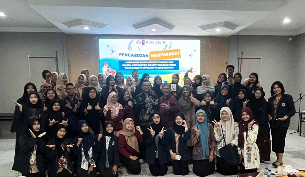 Foto Bersama Tim Pengmas FKM UNAIR dengan Pimpinan Universitas Kepulauan Riau dan Peserta Pengmas. (Foto: Istimewa)