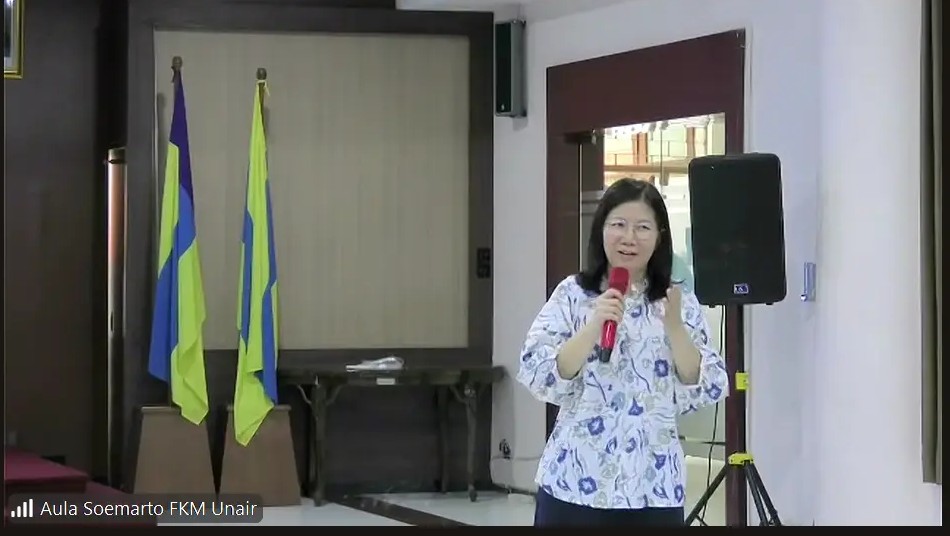 Prof Dr Claire Choo Wan Yuen saat menyampaikan materi kepada mahasiswa FKM UNAIR. (Foto: Penulis)