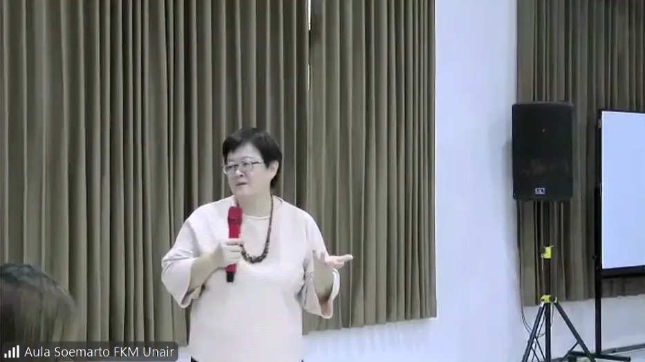 Prof Wah Yun Low menyampaikan materi kepada mahasiswa FKM UNAIR. (Foto: Penulis)
