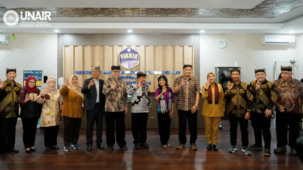 Foto bersama pimpinan UNAIR, Dekanat FIKKIA, Asesor LAM-PTKes, dan Bupati Banyuwangi dalam Reakreditasi Bundling S1 Kedokteran Hewan dan PPDH FIKKIA UNAIR