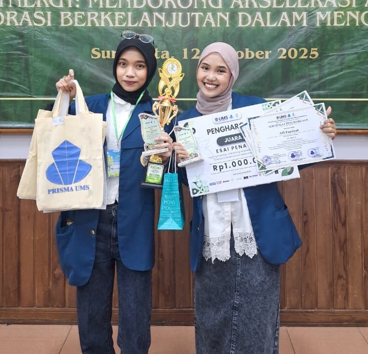 Hesti Prihandini (kiri) dan Alfi Fauziyah (kanan) raih Juara 2 dalam kompetisi ilmiah nasional bertajuk PENA 7.0 Universitas Muhammadiyah Surakarta. (dok: istimewa)