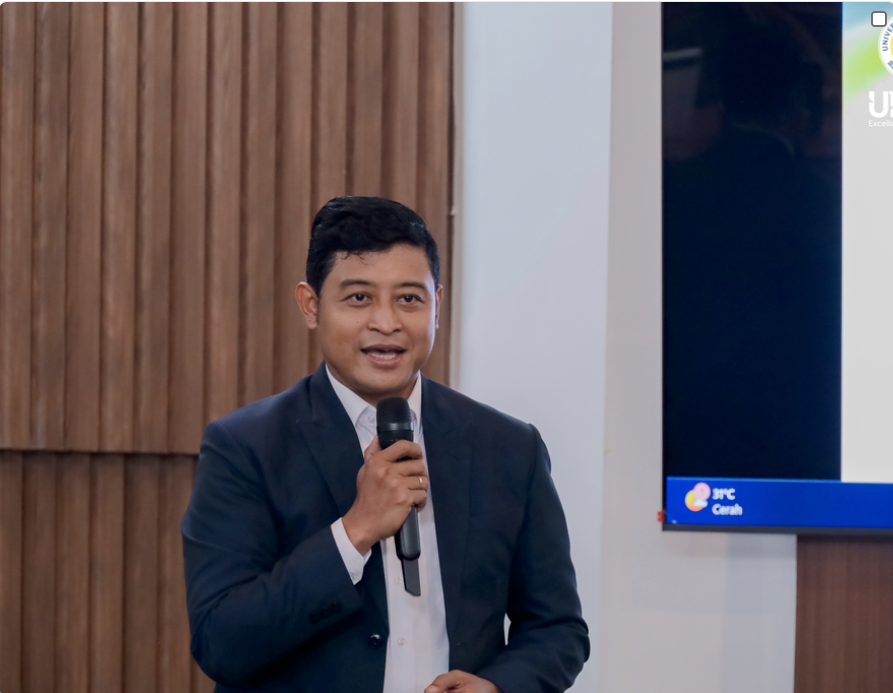 Pemaparan materi oleh Hatta Amrullah dalam Pelatihan Hubungan Masyarakat dan Keprotokolan pada Selasa (14/10/2025)