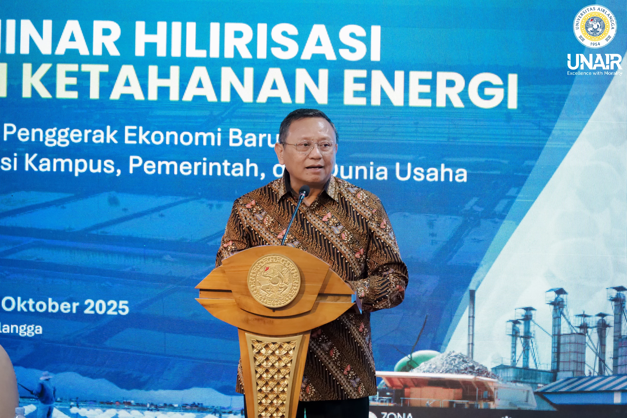 Wakil Rektor Bidang Ekosistem Entrepreneurial dan Pengembangan Bisnis, Prof Dr Koko Srimulyo Drs MSi saat sesi sambutan acara, Jumat (17/10/2025). (Foto: Humas UNAIR)