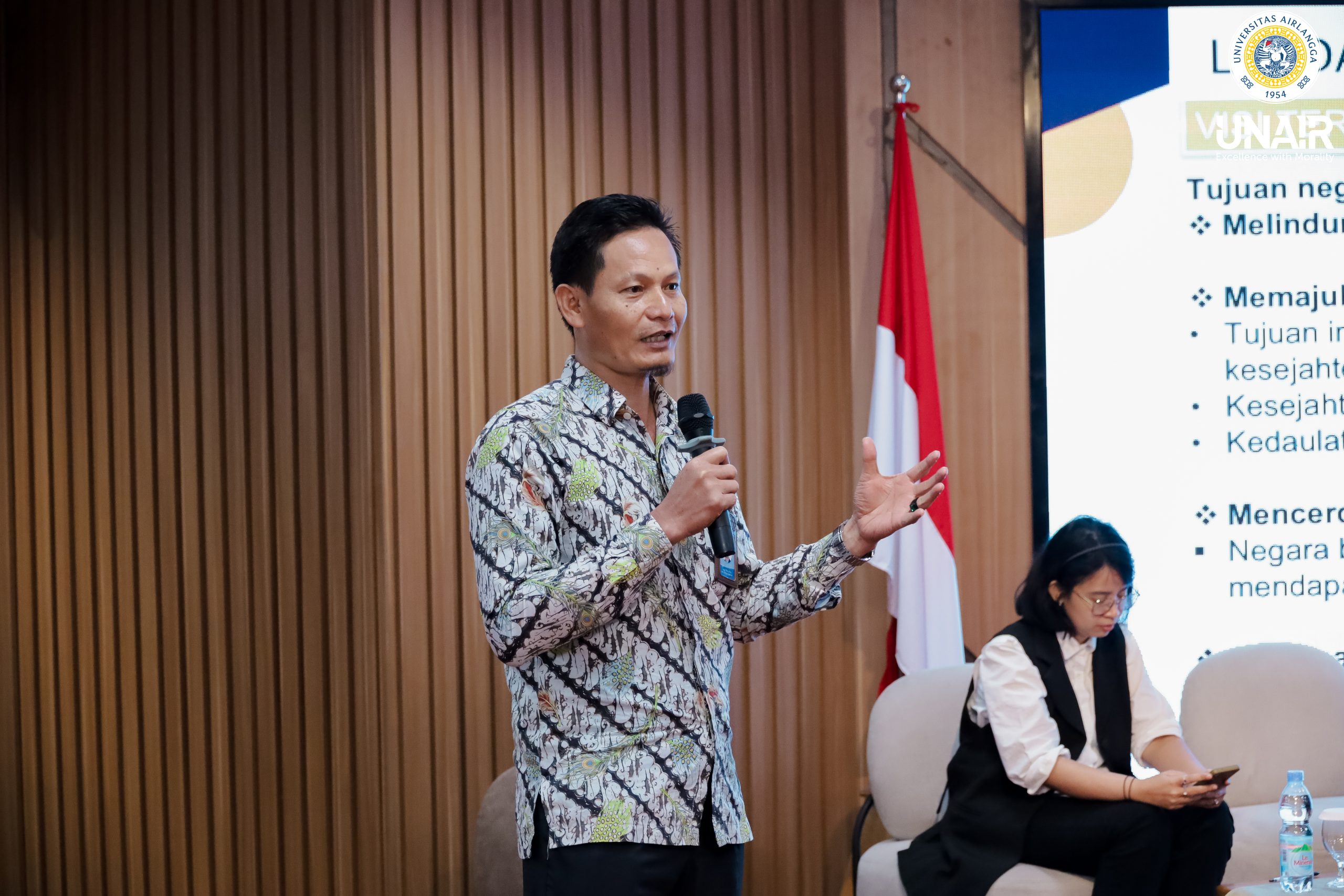 Prof Ir Juwari ST MEng PhD sedang memaparkan materi dalam Seminar Hilirisasi dan Ketahanan Energi, Jumat (17/10/2025). (Foto: Humas UNAIR)