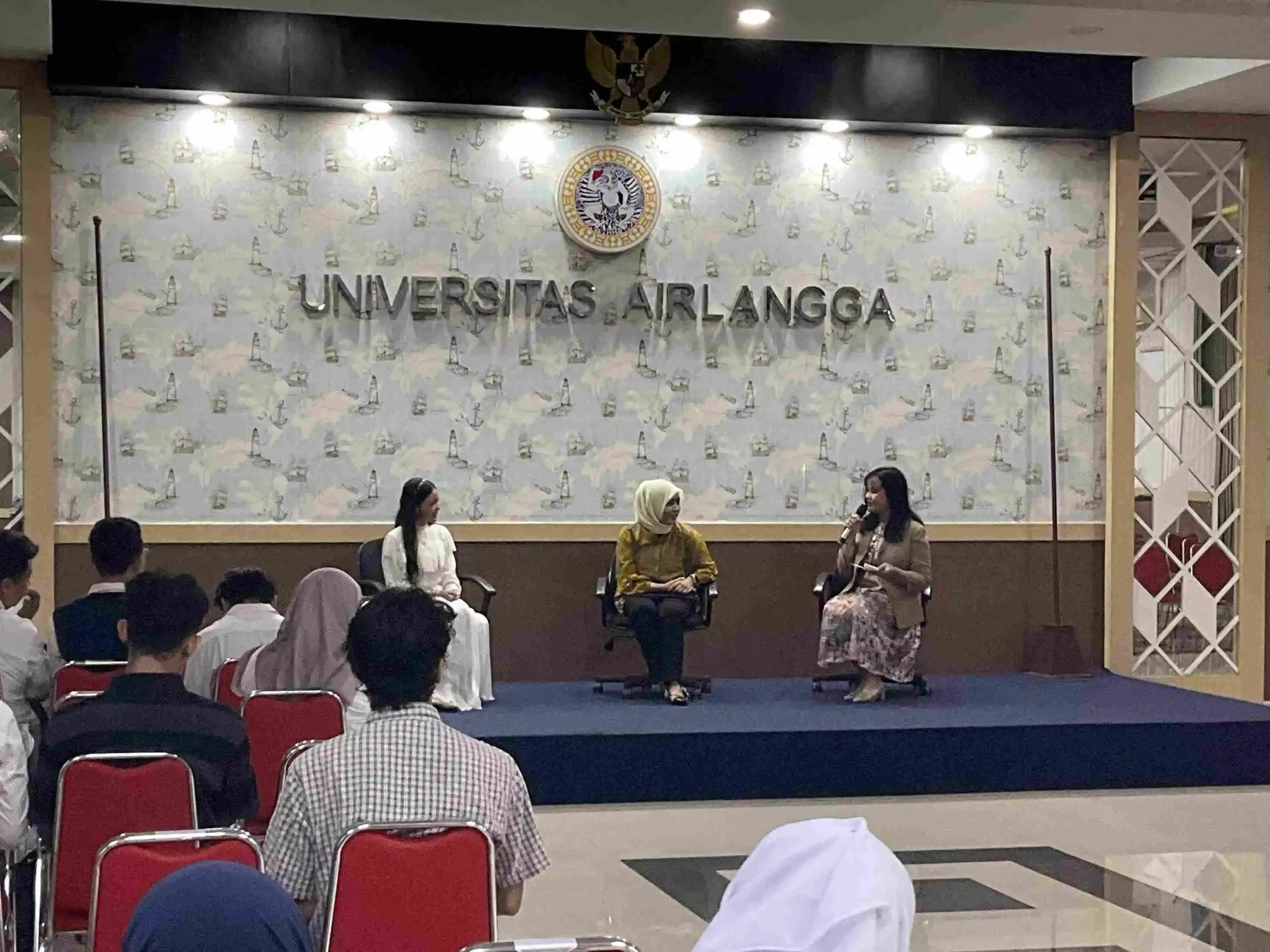 Sesi penyampaian materi oleh kedua pembicara dipandu oleh moderator