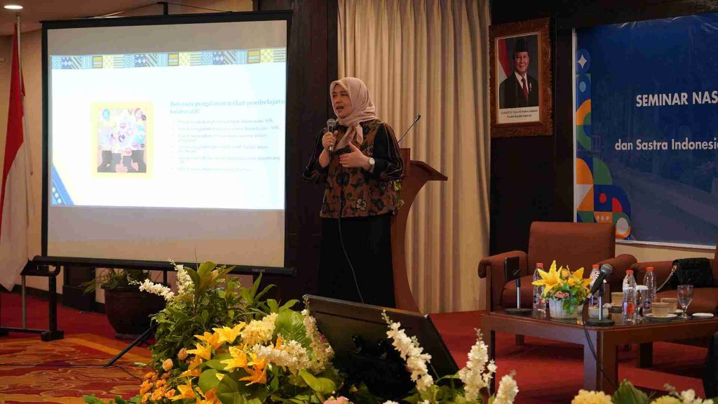 Prof Nur Wulan PhD narasumber kedua saat menyampaikan materi dalam seminar PROBSI