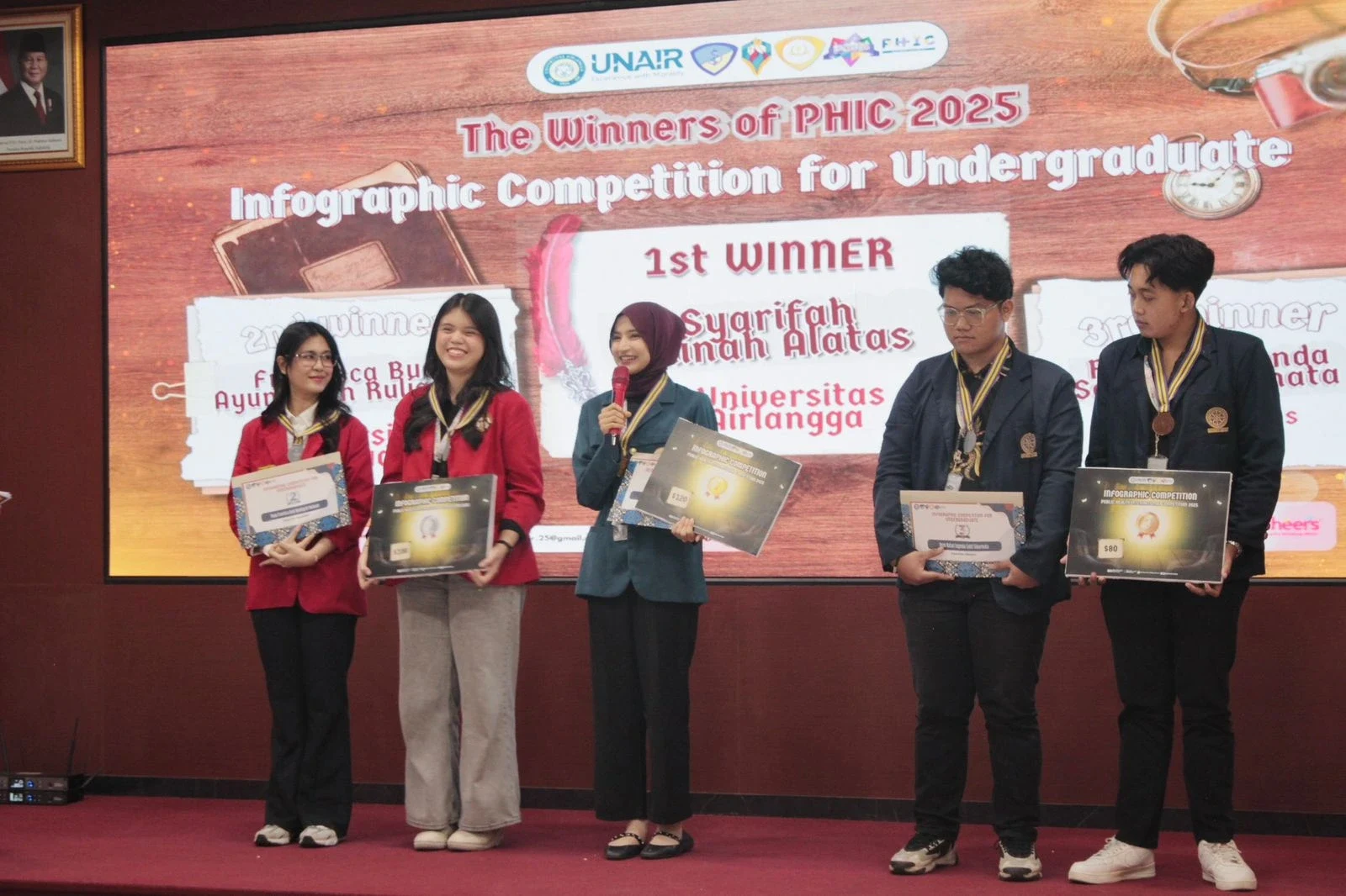Awarding ceremony of PHIC 2025 with participants and winners at Soemarto Hall, Faculty of Public Health, Universitas Airlangga. (Photo: Source)