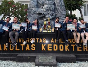 Kontingan UNAIR dalam ajang IMPHo 2025 berfoto bersama di depam FK UNAIR. (Foto: Narasumber)
