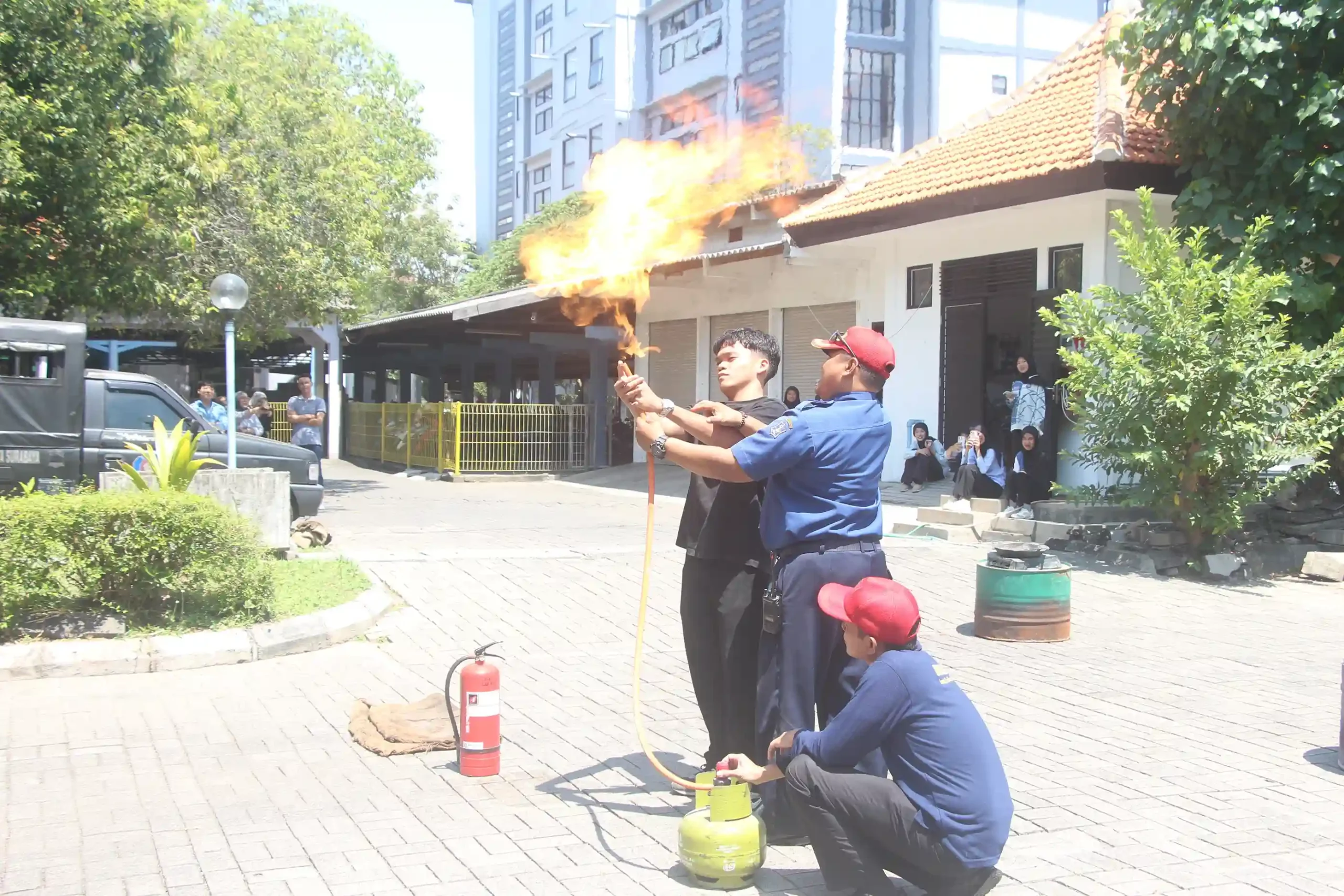 Peserta berlatih memadamkan api kecil, bagian dari simulasi kebakaran nyata. (Foto: Istimewa)