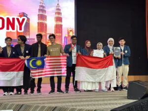 The Universitas Airlangga team receives a Gold Medal at WICE 2025. (Photo: By courtesy)
