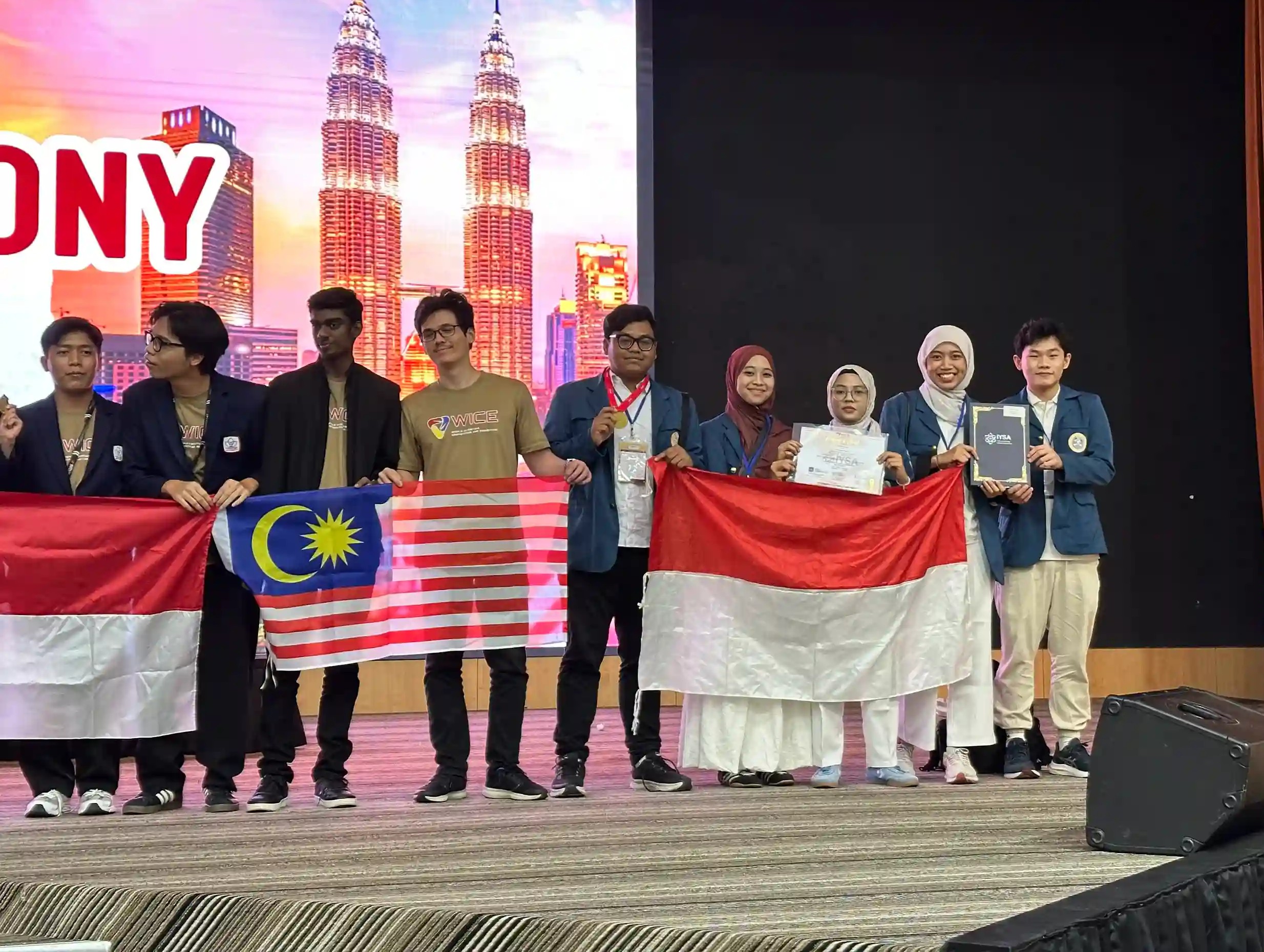 Tim Universitas Airlangga menerima penghargaan Gold Medal dalam ajang WICE 2025. (Foto: Narasumber)