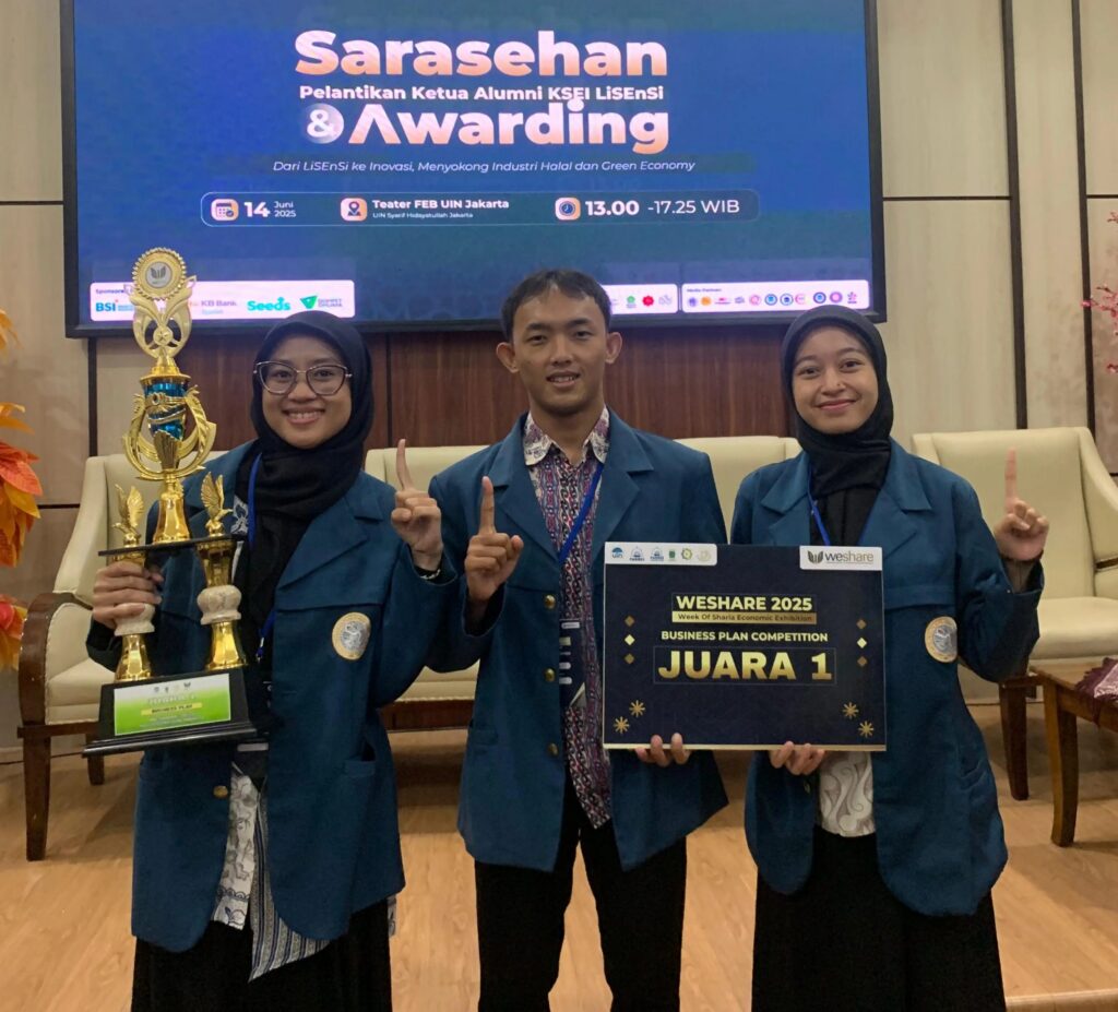 Tim mahasiswa FEB Unair saat menerima penghargaan Juara 1 National Business Plan Competition Weshare berkat inovasi Semen Abu Sekam Padi. (Foto: Dok. Pribadi)