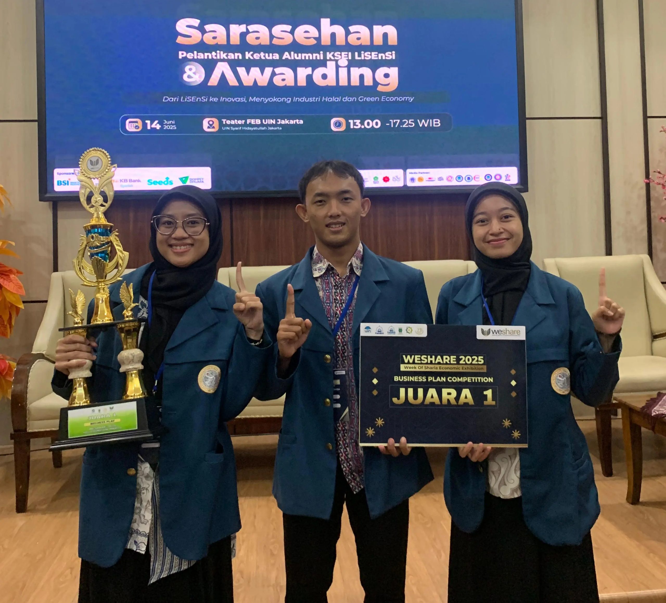 Tim mahasiswa FEB Unair saat menerima penghargaan Juara 1 National Business Plan Competition Weshare berkat inovasi Semen Abu Sekam Padi. (Foto: Dok. Pribadi)