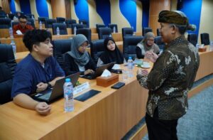 Intensive mentoring session led by Prof. Dr. H. Herry Purnobasuki, MSi, aimed at accelerating journal indexation. (Photo: By courtesy)