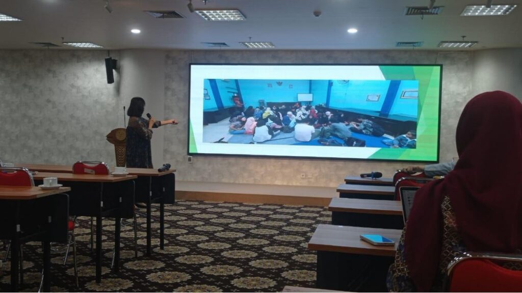 Prof Emy Susanti Dra MA dari Pusat Studi Gender dan Inklusi Sosial (PSGIA) sedang memberi materi. (Foto: Istimewa)
