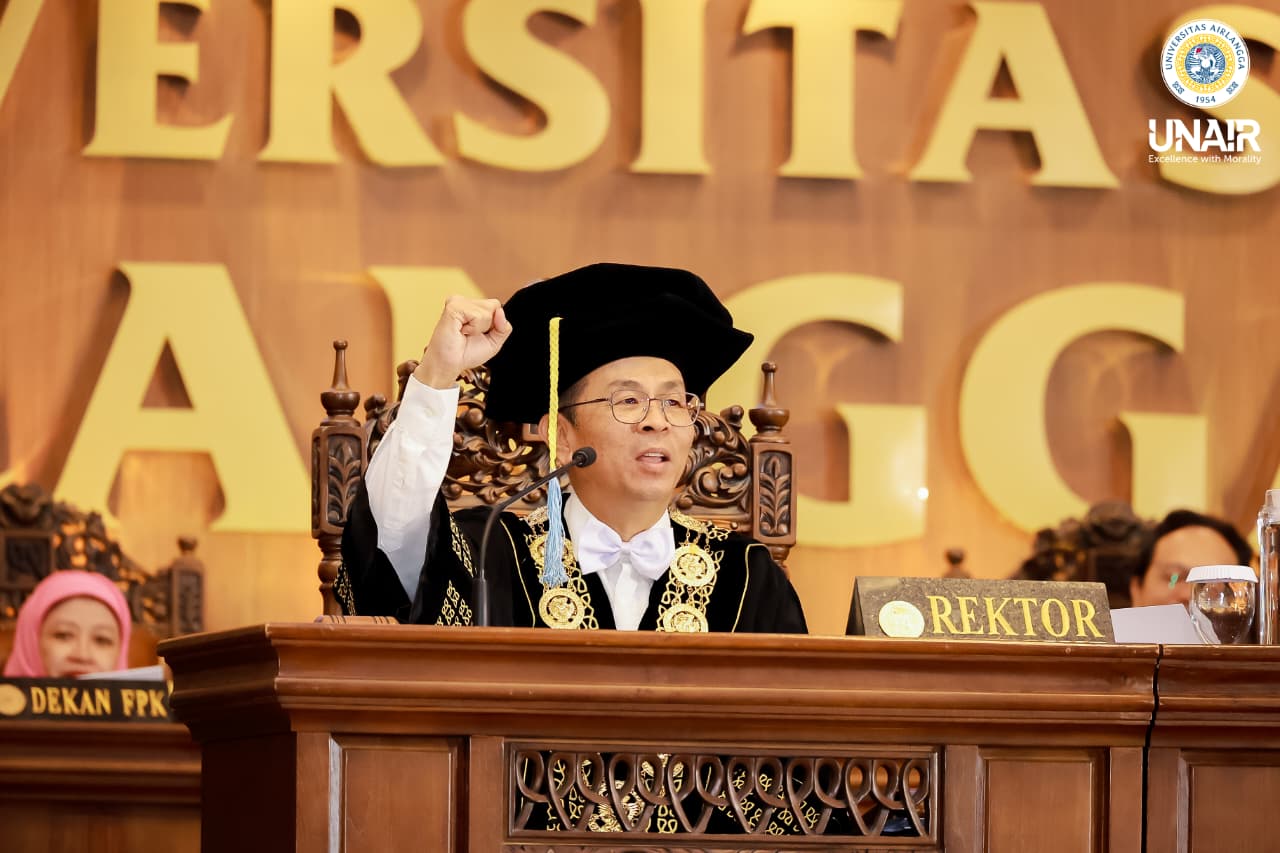 A man in an academic robe incites the audience